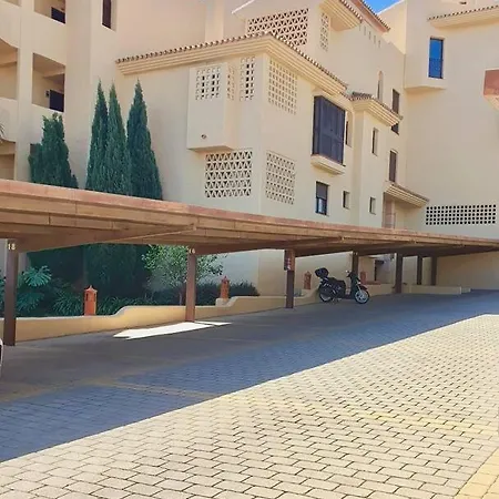 New Alquibla Gardens, Terrace & Pool Apartment